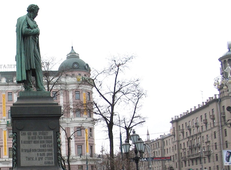 Standbeeld van Poesjkin op het Poesjkinplein in Moskou